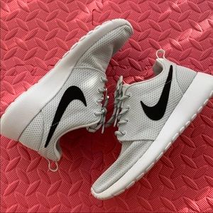 SOLD! Nike Women’s Roshe Run